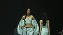 Material lembut seperti sifon dan satin disandingkan dengan tekstil yang lebih berat dan terstruktur seperti wol dan jacquard, meniru ketegangan antara kepolosan rapuh Rosemary dan dunia yang menindas di sekitarnya. Detail bordir halus dan kain transparan melambangkan kerentanan, sementara bahan yang lebih kaku merefleksikan kendali dan manipulasi yang lambat laun menguasainya.  [Dok/Adrian Utama P].