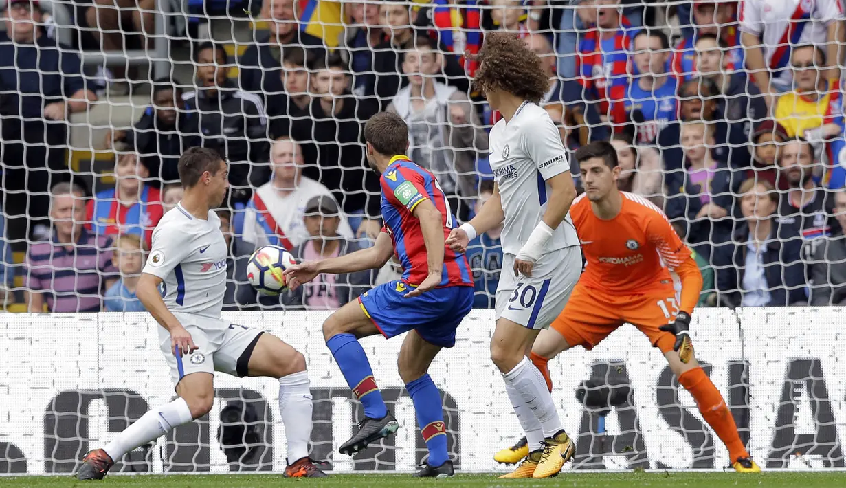 Gelandang Crystal Palace, Yohan Cabaye, melepaskan tendangan ke gawang Chelsea pada laga Premier League di Stadion Selhurst Park, Sabtu (14/10/2017). Crystal Palace menang 2-1 atas Chelsea. (AP/Alastair Grant)