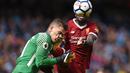 Gelandang Liverpool Sadio Mane menendang wajah kiper Manchester City, Ederson saat pertandingan Manchester City menjamu Liverpool di Stadion Etihad, Manchester (9/9). Akibat pelanggaran itu, Mane diganjar kartu merah oleh wasit. (AFP Photo/Oli Scarff)