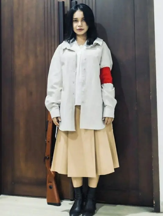Tak ingin kalah dengan anak muda, Rossa pun ikut cosplay menjadi salah satu karakter anime “attack on titan”, Pieck Finger. Dalam foto ini, Rossa mix and match outfit white shirt dengan midi skirt warna beige. (FOTO: Instagram.com/Itsrossa910).