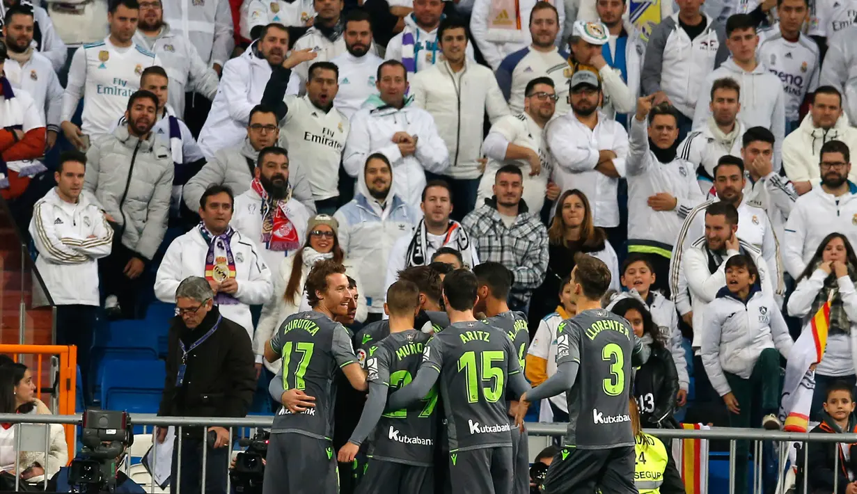 Pemain Real Sociedad merayakan gol mereka ke gawang Real Sociedad pada laga pekan ke-18 La Liga Spanyol di Santiago Bernabeu, Minggu (6/1). Real Sociedad meraih kemenangan 2-0 atas Real Madrid. (AP Photo/Paul White)