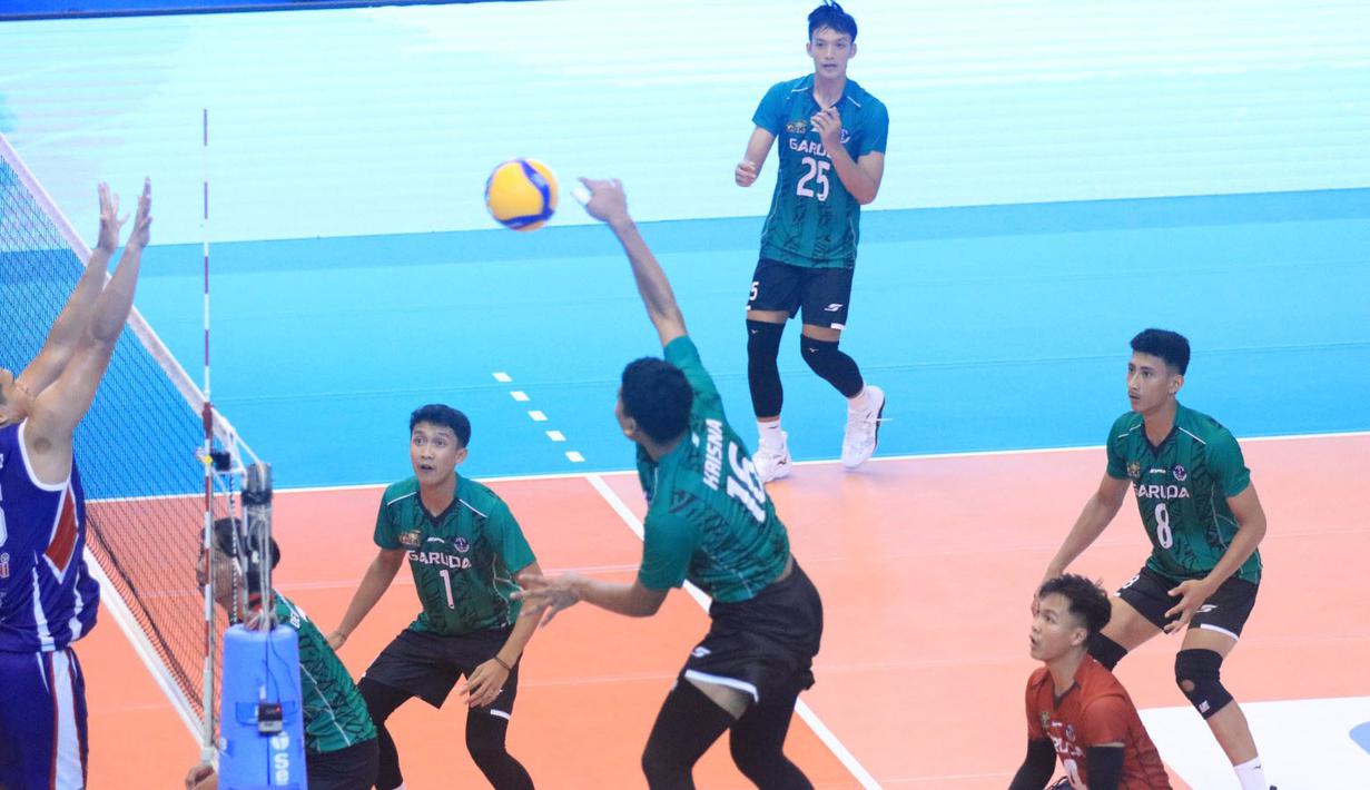 <p>Pemain Jakarta Garuda Jaya, Krisna (tengah) melepaskan spike saat menghadapi Jakarta LavAni Allo Bank Electric pada laga putaran I PLN Mobile Proliga 2024 di GOR Amongrogo, Yogyakarta, Kamis (25/4/2024). Jakarta Garuda Jaya Kalah 0-3 (16-25, 22-25, 20-25). (Dok. PBVSI)</p>