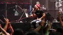 Vokalis grup band Jamrud, Krisyanto saat tampil di panggung Bergelora perhelatan Berdendang Bergoyang Festival, Kawasan Istora Senayan, Jakarta, Jumat (28/10/2022). Jamrud tampil menghentak dan enerjik dengan membawakan sejumlah lagu baru dan lawas, diantaranya Putri, Waktuku Mandi, Dokter Suster, dll. (Liputan6.com/Helmi Fithriansyah)