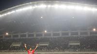 Striker Persija Jakarta, Bambang Pamungkas, menyapa supporter usai menaklukkan PS TNI pada laga TSC 2016 di Stadion Pakansari, Bogor, Jumat (14/10/2016). Persija menang 2-1 atas PS TNI. (Bola.com/Vitalis Yogi Trisna)