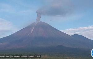 Gunung Semeru erupsi