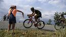 Seorang gadis kecil memberikan dukungan kepada pebalap Prancis, Sylvain Chavanel pada etape ke-19 Tour de France dengan  jarak tempuh 222,5 km dari Embrun menuju Salon-de-Provence, Prancis, (21/7/2017). (AFP/Jeff Pachoud)