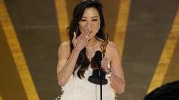 Michelle Yeoh, aktris asal Malaysia, memberikan pidato saat menerima penghargaan untuk kategori  aktris terbaik (Actress in Leading Role) dalam acara malam puncak Academy Awards ke-95 di The Dolby Theatre Los Angeles, Minggu (12/3/2023). Aktris itu disebut sebagai wanita Asia pertama yang menang aktris terbaik dalam 95 tahun sejarah Academy Awards.  (AP Photo/Chris Pizzello)