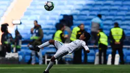 Aksi Cristiano Ronaldo Jr saat melakukan tendangan salto usai pertandingan antara Real Madrid dan Atletico Madrid di Madrid (8/4). Sebelumnya, Cristiano Ronaldo menciptakan satu gol ke gawang Juventus lewat tendangan salto. (AFP Photo/Gabriel Bouys)