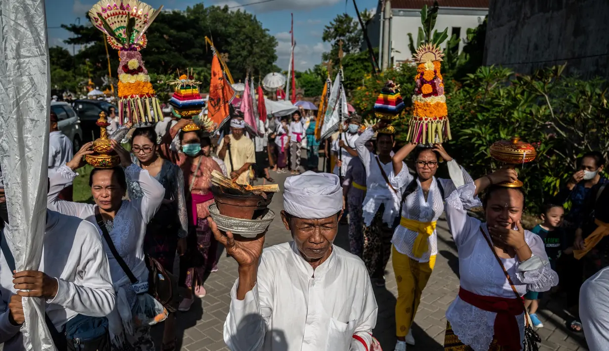 Upacara Melasti merupakan prosesi doa dan upaya penyucian alam semesta yang dilanjutkan dengan penyucian manusia. (Juni Kriswanto/AFP)
