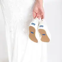 Sepatu model sporty atau sneaker untuk wedding. (keds/instagram)
