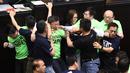 Anggota parlemen dari Partai Progresif Demokratik (DPP) terlibat bentrok dengan Kuomintang (KMT) saat melakukan protes di Parlemen di Taipei (20/4). (AFP Photo/Sam Yeh)