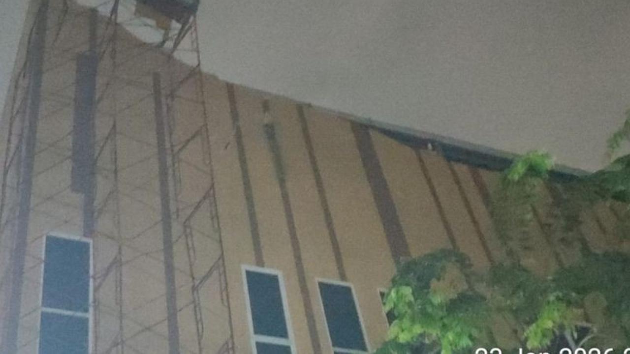 Angin Kencang Robohkan Atap GOR Serdang, Belasan Motor Tertimpa di Kemayoran