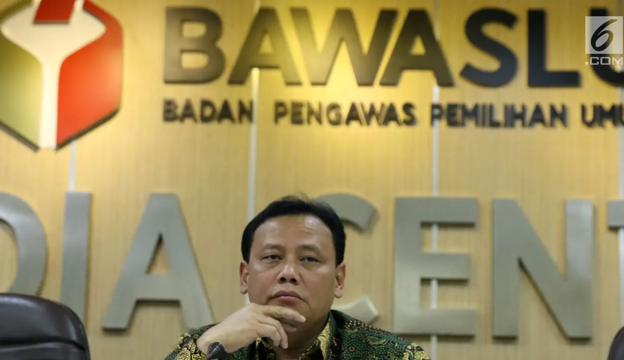Ketua Bawaslu, Abhan saat memberikan keterangan di Gedung Bawaslu, Jakarta, Kamis (12/7). Bawaslu memberikan sejumlah keterangan hasil pengawasan penyelenggaraan Pilkada Serentak 2018. (Liputan6.com/Helmi Fithriansyah)
