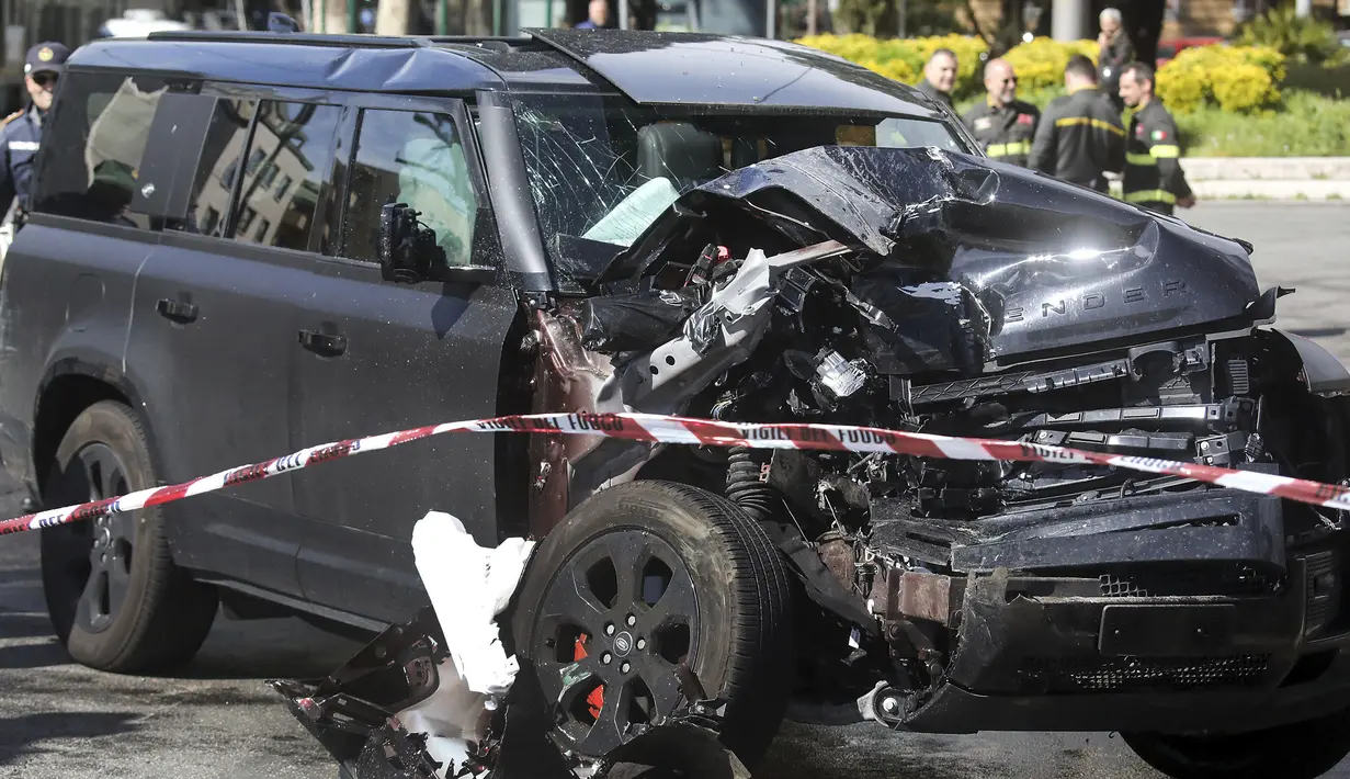 Mobil kapten Lazio, Ciro Immobile mengalami kersuakan setelah terlibat kecelakaan di Roma pada Minggu, 16 April 2023 waktu setempat. Mobil yang ditumpangi bersama dua anak perempuannya bertabrakan dengan trem di Jalur 19, yang menghubungkan kawasan Flaminio dan Prati. (AP/LaPresse/Roberto Monaldo)