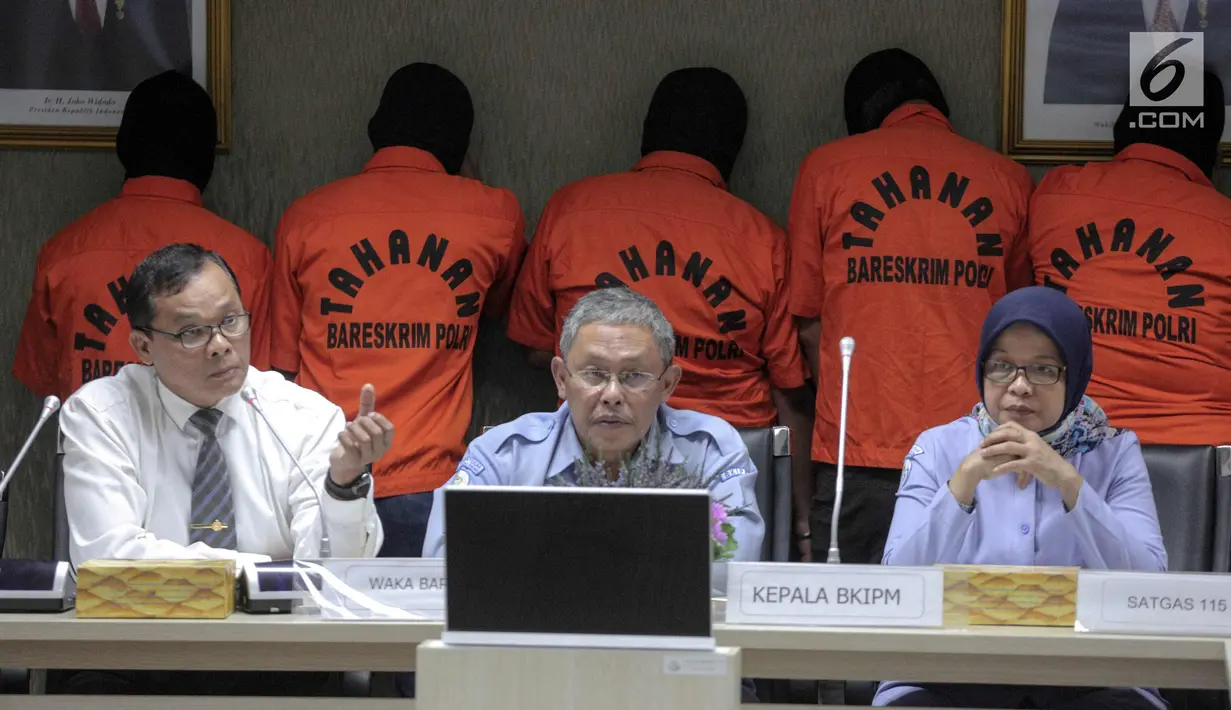 Wadir Tipidter, Kombes Tornagogo Sihombing (kiri) memberikan keterangan dalam acara rilis barang bukti yang digelar di Gedung KKP, Jakarta, Senin (9/10).Petugas gagalkan penyelundupan 1.876.087 ekor benih lobster. (Liputan6.com/Faizal Fanani)