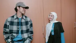Adhisty Zara berperan sebagai Ara dan Abun Sungkar berperan sebagai Athar. Kisah dalam film ini bermula ketika Athar bertemu secara tak sengaja dengan Aurora di sekolah. Kehadiran Aurora di kehidupan Athar pun membuat dirinya jadi lebih baik. Namun lantaran masih terlalu muda dan harus mengejar mimpi masing-masing, keduanya belajar untuk saling mengikhlaskan. (Liputan6.com/IG/@zaraadhsty)