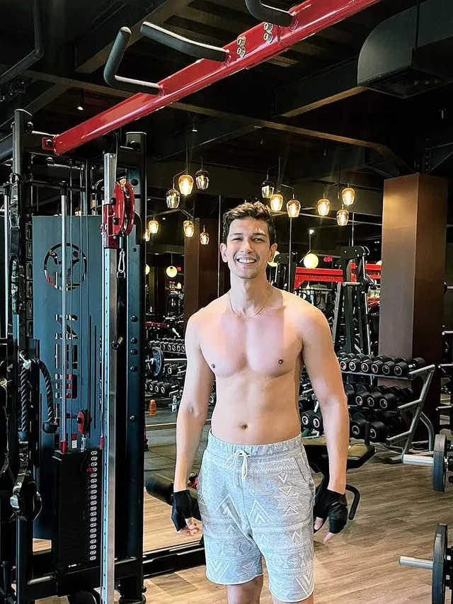 7 Potret Dimas Beck yang Kini Makin Kekar, Dipuji Makin Macho
