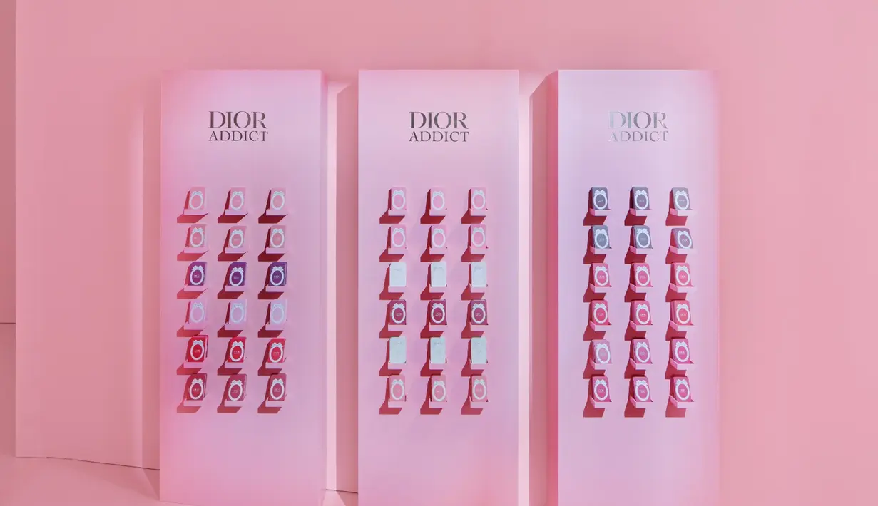 Begitu memasuki area pop-up, pengunjung diajak masuk ke ruang jamuan bak negeri mimpi, di mana elemen sweets berpadu dengan display produk Dior Addict. Dari sana, pengalaman berlanjut ke makeup station, tempat pengunjung bisa mencoba seluruh 14 shades Dior Addict Lip Glow Oil dan menemukan warna yang paling mencerminkan gaya personal mereka.  [Dok/Dior Beauty].