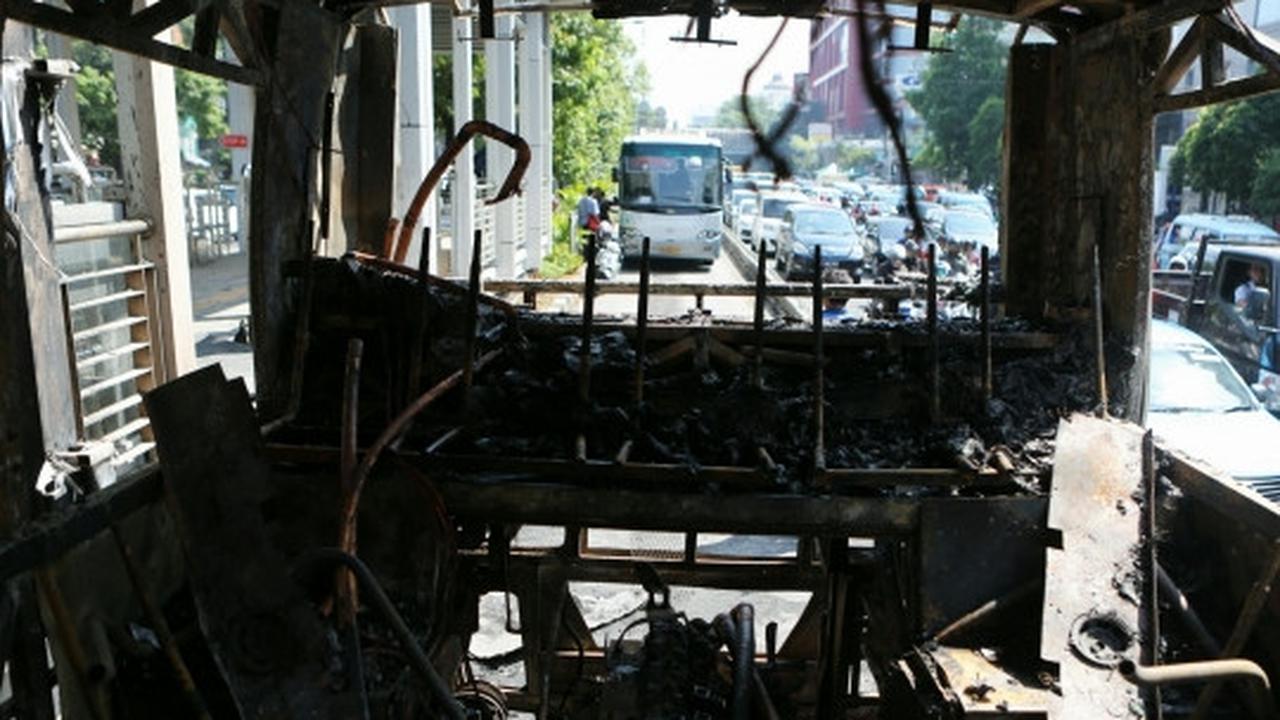 Ini kondisi Transjakarta terbakar di Salemba, tinggal rangkanya saja