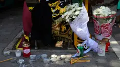 Lilin dan bunga tergeletak pada lokasi di mana seorang suporter sepak bola Yunani meninggal dalam bentrokan antara pendukung AEK Athens dan Dinamo Zagreb di pinggiran Nea Philadelphia, Athena, Yunani, Selasa (8/8/2023). (AP Photo/Thanassis Stavrakis)