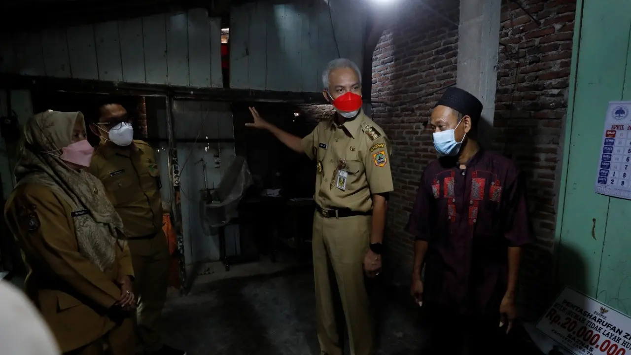 Ganjar Pranowo meninjau rumah guru ngaji di Kendal. (Ist).
