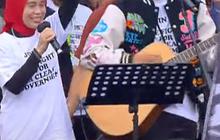 FOTO: Aksi Alam Ganjar Main Gitar Bareng Abdee Slank, Ganjar dan Atikoh Nyanyi