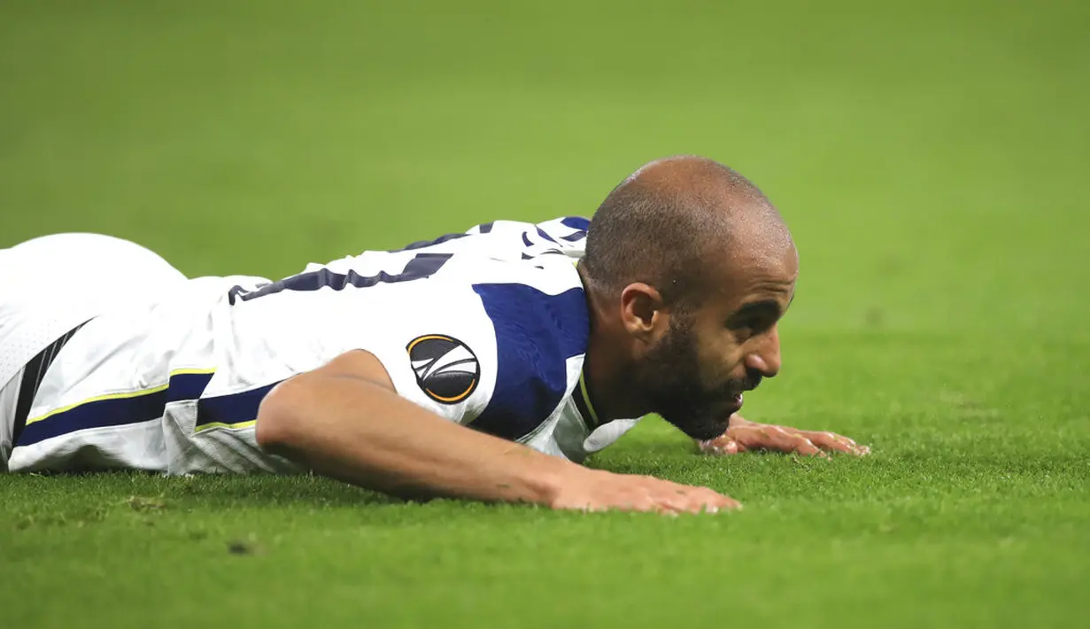 Pemain Tottenham Hotspur Lucas Moura  terbaring di lapangan setelah terjatuh saat menghadapi LASK pada pertandingan Grup J Liga Europa di London, Inggris, Kamis (22/10/2020). Tottenham Hotspur menang 3-0. (Adam Davy/Pool via AP)