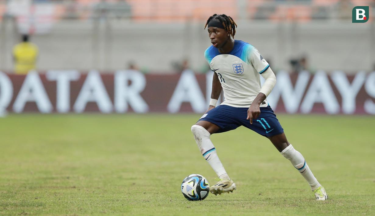 Pemain Timnas Inggris U-17, Joel Ndala, saat melawan Uzbekistan U-17 pada babak 16 besar Piala Dunia U-17 2023 di Jakarta International Stadium (JIS), Rabu (22/11/2023). (Bola.com/M Iqbal Ichsan)