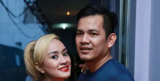 Pedangdut Lia Adista yang juga merupakan personel 3 Srigala telah melangsungkan pernikahan pada 28 November 2015 lalu. Kabar pernikahan ini cukup mengejutkan lantaran hubungan asmara mereka tak terdengar. (Deki Prayoga/Bintang.com)