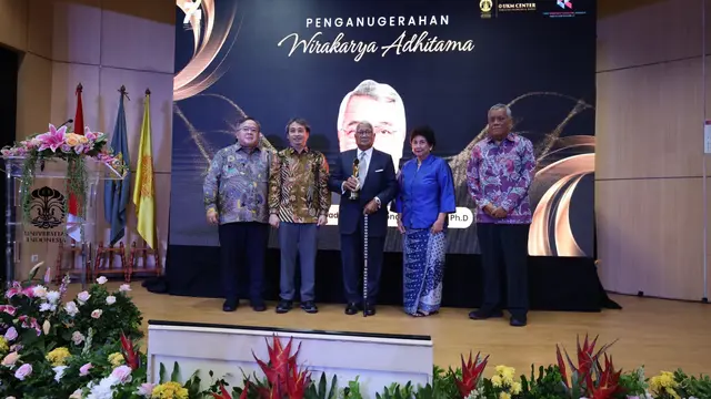 Fakultas Ekonomi dan Bisnis Universitas Indonesia (FEB UI) menganugerahkan penghargaan Wirakarya Adhitama kepada mantan Gubernur Bank Indonesia (BI) J. Soedradjad Djiwandono. Dok UI