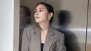 Yang menarik, gaya lady boss Prilly tidak terasa kaku. Ia pintar menyeimbangkan kesan formal dengan sentuhan feminin.   (Foto: Prilly Latuconsina)