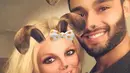 Sam dan Britney Spears mulai berkencan beberapa bulan usai Sam bertemu dalam syuting music video "Slumber Party". (instagram/britneyspears)