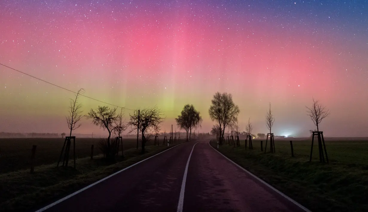 Gambar ini menunjukkan Aurora Borealis pada malam 6 Maret 2016 di Lietzen, dekat Brandenburg, Jerman bagian timur. Aurora Borealis merupakan fenomena berupa pancaran cahaya yang menyala pada lapisan ionosfer. (AFP/dpa/Patrick Pleul/Jerman)