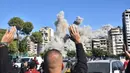 Serangan ke gedung tersebut disaksikan langsung oleh warga di sekitar lokasi. (Fadel ITANI/AFP)