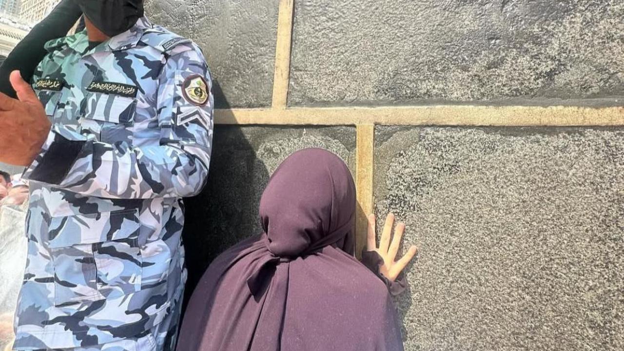 Dilarang Suami, Kartika Putri Akhirnya Mencium Hajar Aswad dengan Cara Tak Terduga