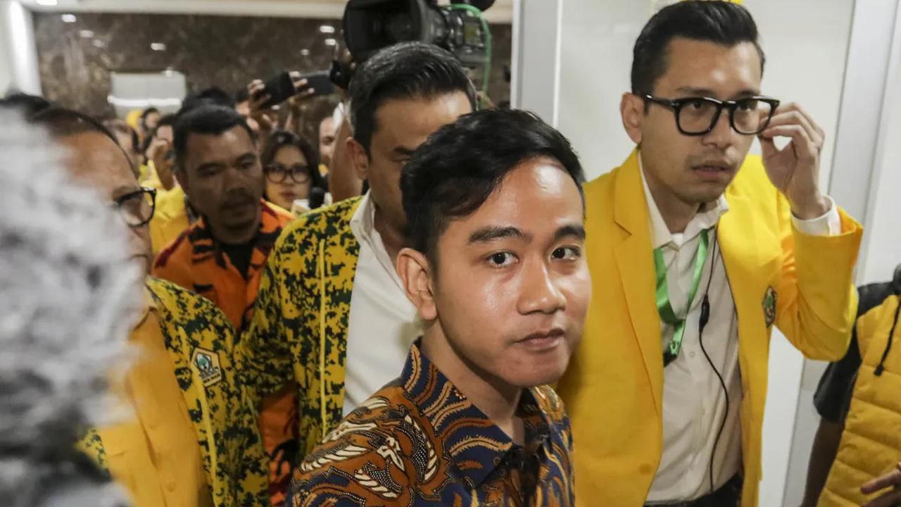 Sedangkan mengenai deklarasi pasangan Prabowo Subianto-Gibran Rakabuming Raka, dia meminta agar publik menunggu.