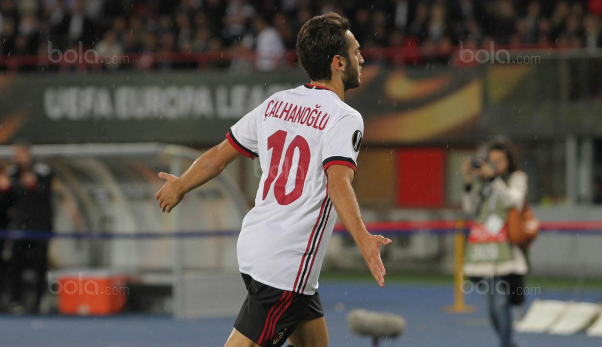 Gelandang AC Milan, Hakan Calhanoglu, berlari merayakan gol yang dicetaknya ke gawang Austria Wien pada laga Liga Europa di Stadion Stadion Ernst Happel, Wien, Kamis (14/9/2017). Wien kalah 1-5 dari Milan. (Bola.com/Reza Khomaini)