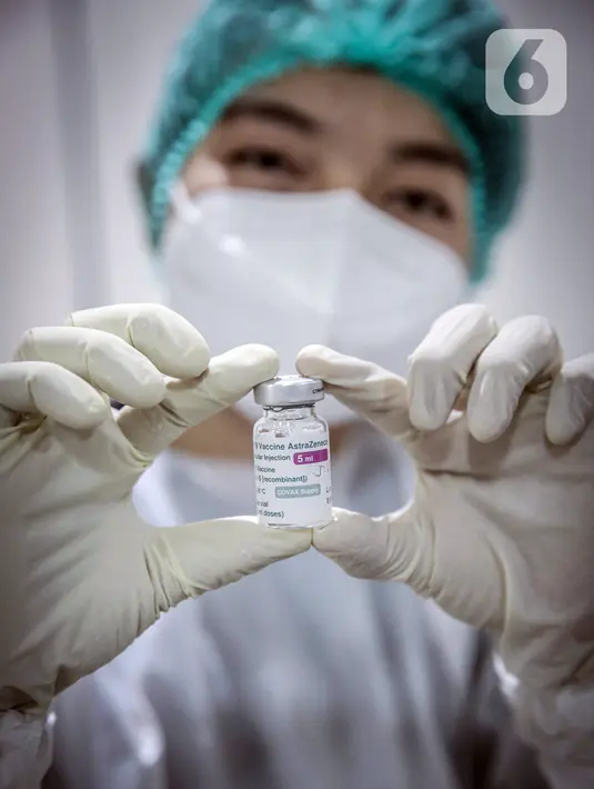 Petugas medis menunjukkan vaksin COVID-19 Astrazeneca saat melakukan vaksinasi kepada pekerja ritel di GOR Tanjung Duren, Jakarta Barat, Senin (24/5/2021). Kementerian Kesehatan menargetkan 40.349.049 orang di Indonesia mendapat vaksinasi COVID-19 dosis pertama. (Liputan6.com/Faizal Fanani)