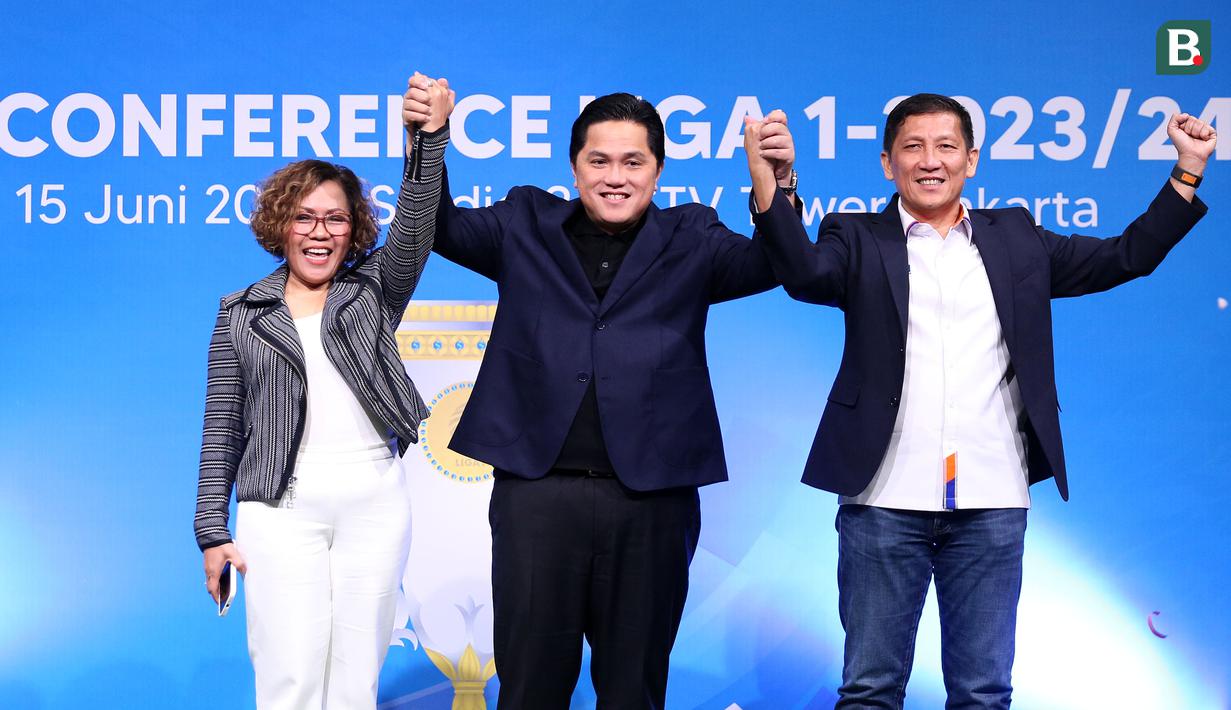 <p>(Dari kiri) Direktur Programming Surya Citra Media (SCM), Harsiwi Achmad, Ketua Umum PSSI, Erick Thohir dan Direktur Utama PT Liga Indonesia Baru (LIB), Ferry Paulus berfoto saat acara konferensi pers Liga 1 2023/2024 di SCTV Tower, Senayan, Jakarta Pusat, Kamis (15/6/2023). (Bola.com/Bagaskara Lazuardi)</p>