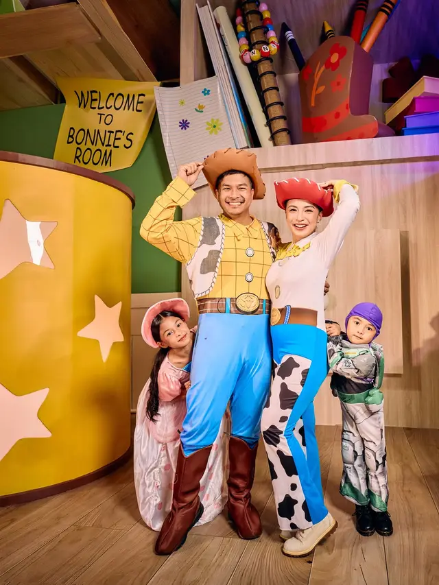 Sambut Toy Story 5, Keluarga Chelsea Olivia dan Glenn Alinskie Kompak Cosplay Jadi Karakter Woody hingga Jessie