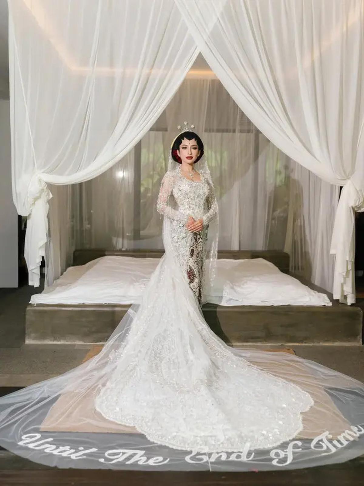 6 Potret Detail Kebaya Akad Nikah Jennifer Coppen, Perpaduan Adat Jawa dan Sentuhan Modern