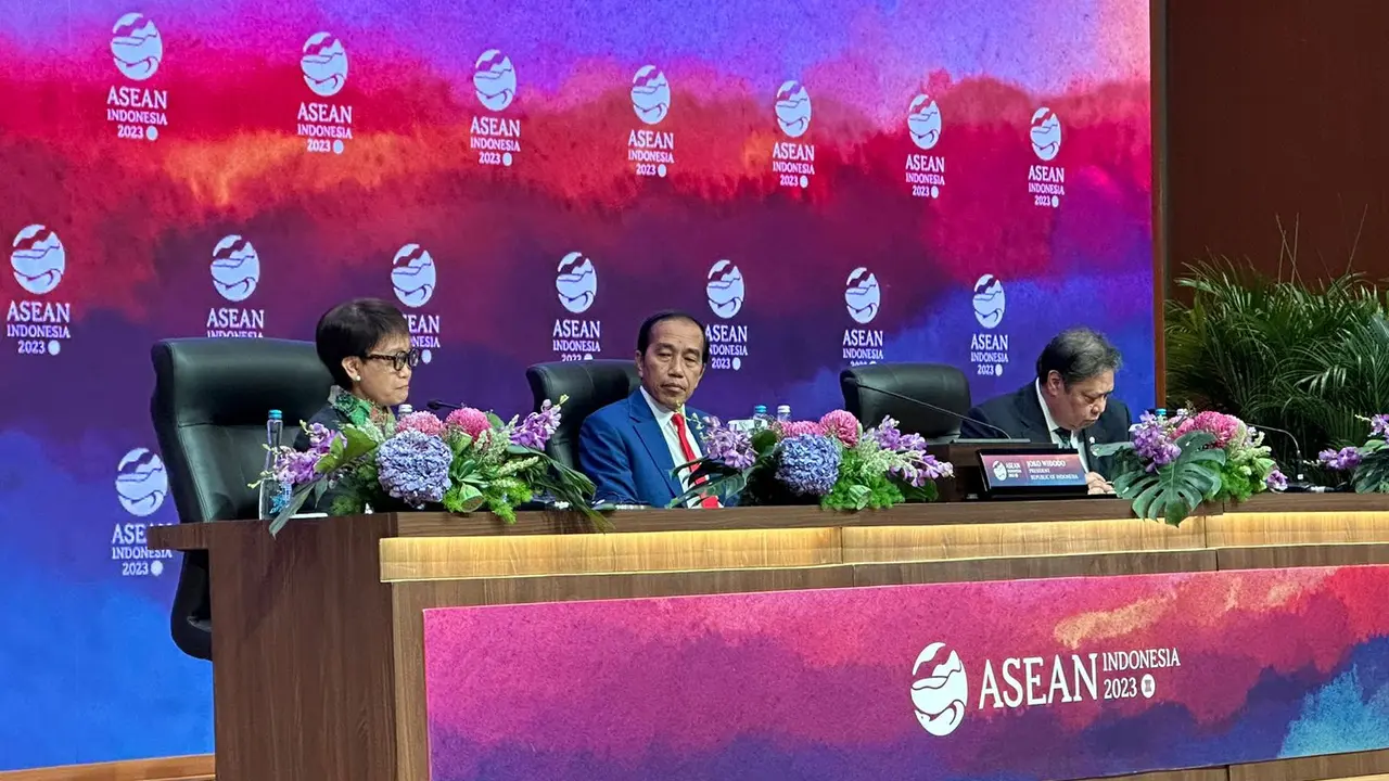 Konferensi pers oleh Presiden Jokowi, Menteri Luar Negeri Retno Marsudi dan Menteri Koordinator Bidang Perekonomian Airlangga Hartarto usai KTT ke-43 ASEAN, di Jakarta Convention Center (JCC), Kamis (7/8/2023). (Liputan6/Benedikta Miranti)