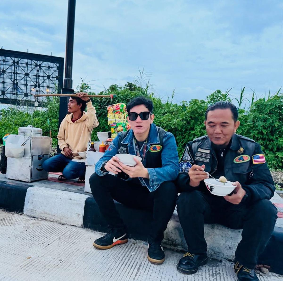 Keseruan Vino G. Bastian Makan Cuanki, Inspirasi Kesederhanaan di Tengah Gemerlap