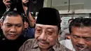 Mantan Sekjen Kementerian ESDM, Waryono Karno enggan berkomentar saat diberondong pertanyaan oleh awak media di KPK, Jakarta, Jumat (12/12/2014). (Liputan6.com/Miftahul Hayat)