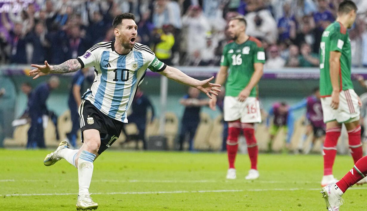 <p>Megabintang Argentina, Lionel Messi masuk dalam bursa persaingan trofi sepatu emas Piala Dunia 2022. Sejauh ini La Pulga telah mengemas dua gol. (AP/Ariel Schalit)</p>