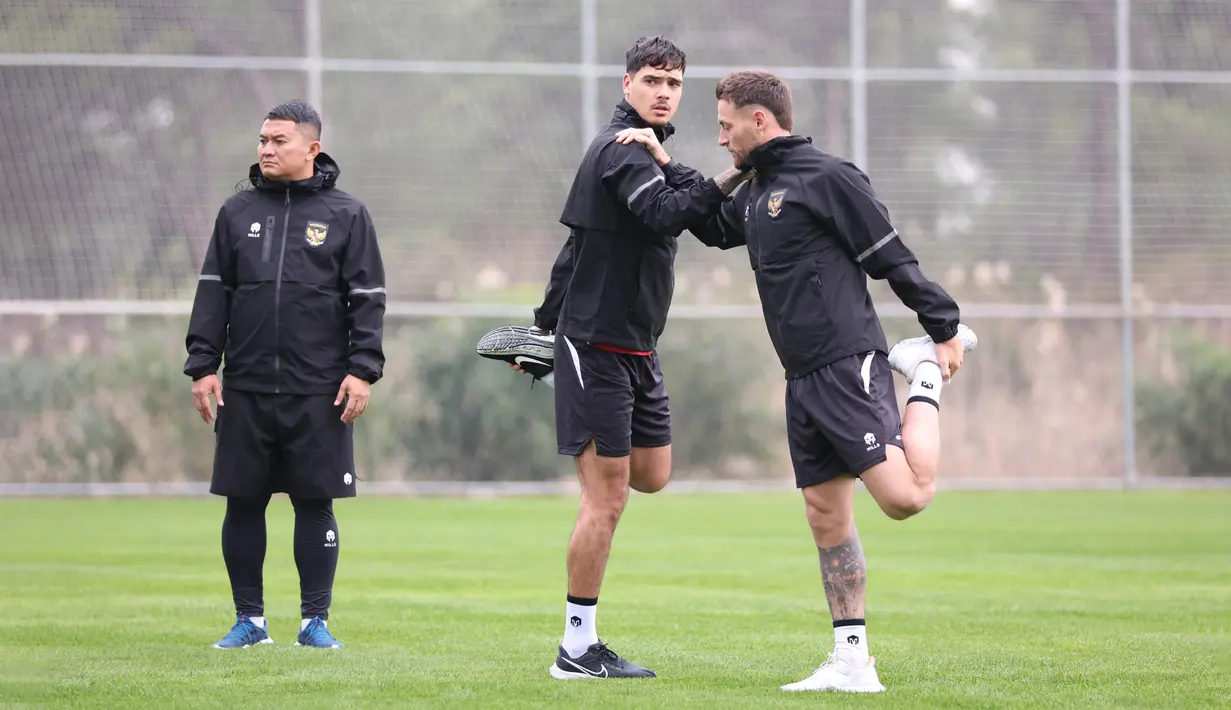 Dua pemain naturalisasi Timnas Indonesia, Marc Klok (kanan) dan Shayne Pattynama (tengah), melakukan pemanasan saat mengikuti pemusatan latihan di Turki, Kamis (21/12/2023). (Dok. PSSI)