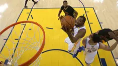 Pemain Golden State Warriors, Kevin Durant mamasukan bola ke dalam ring dalam pertandingan gim kelima Final NBA 2017 di Oakland, California (12/6). Pada pertandingan ini Warriors mengalahkan Cleveland Cavaliers 129-120. (Ezra Shaw/Pool Photo via AP)