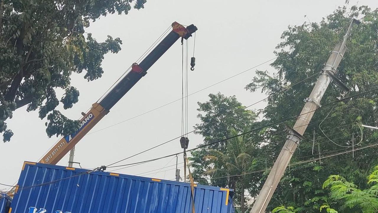 Truk barang yang terguling di Jalan Bintaro Permai IV, atau di depan SMA 86, Jakarta Selatan saat ini sedang dalam penanganan petugas setempat.

Proses evakuasi berlangsung dengan menggunakan alat berat crane.