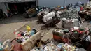 Puluhan gerobak sampah tertahan di Tempat Pengelolahan Sampah Terpadu (TPST) Modern di Jalan Galur Sari, Jakarta (6/11). TPST Modern yang belum memiliki mesin pengolahan sampah ini, direncanakan mulai beroperasi tahun depan. (Liputan6.com/Faizal Fanani)