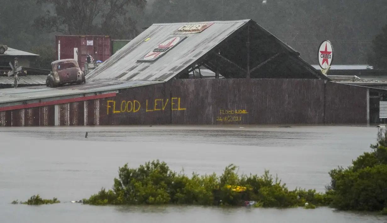<p>Banjir menggenangi kawasan industri di Londonderry di pinggiran Sydney, Australia, Senin (4/7/2022). Operator peluncuran roket Equatorial Launch Australia mengatakan cuaca buruk menunda jadwal peluncuran roket NASA di Arnhem Space Center selama 24 jam. (AP Photo/Mark Baker)</p>